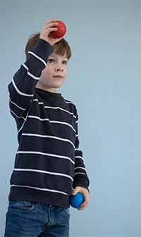photos d un enfant en pleine concentration lors d exercices brainball