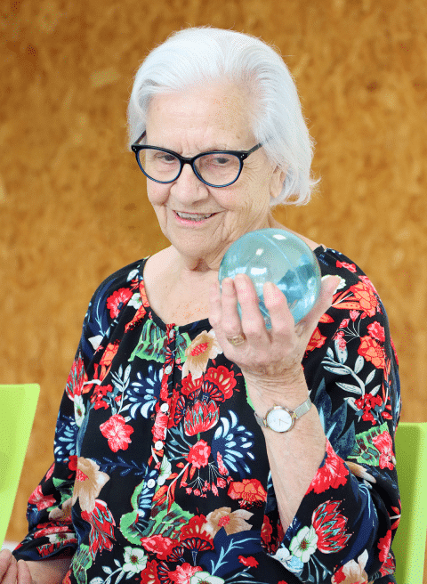 Brain Ball Bien Vieillir Femme Regard ballon