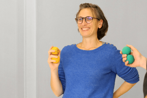 Brain Ball - Joie et Partage - Jeune Femme souriante avec balles