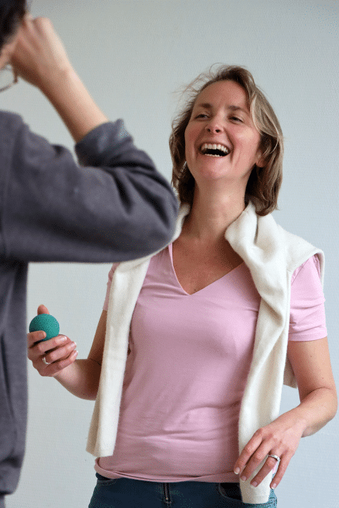 Brain Ball - Joie et Partage - Une femme qui rit aux éclats