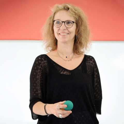 Brain Ball - Joie et Partage - Femme souriante avec balle