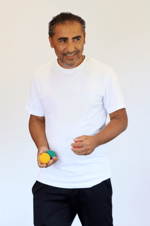 Brain Ball - Joie et Partage - Homme souriant avec balles