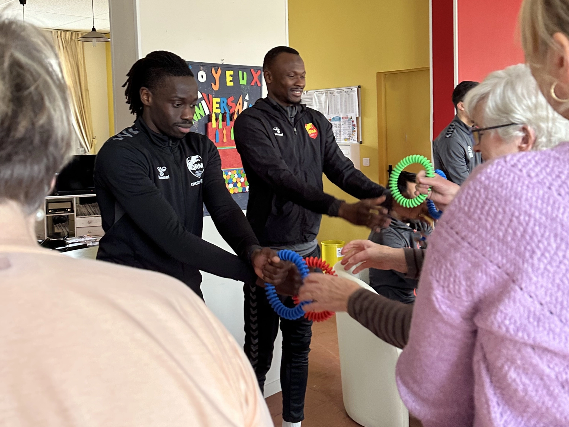 Des Footballeurs du club de foot du QRM pratiquent le Brain Ball