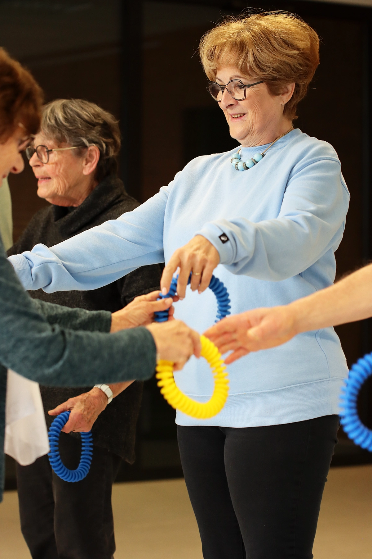 Formation APA, ici des seniors qui pratiquent le Brain Ball avec des anneaux