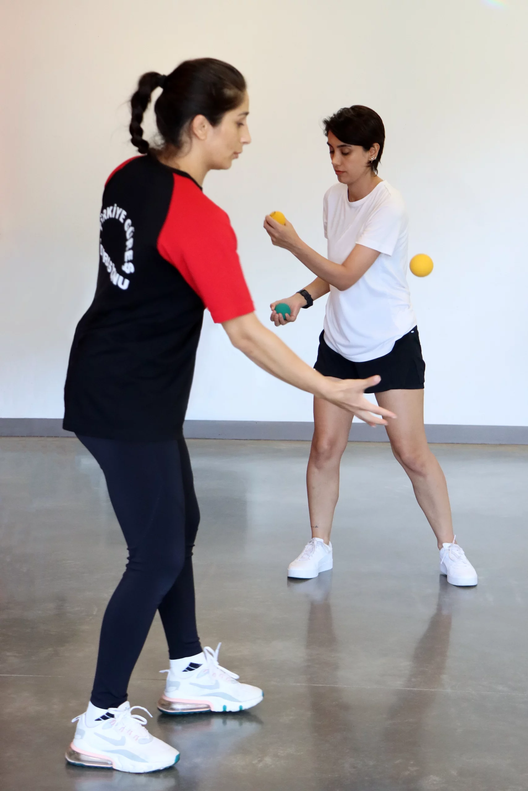 Formation coach sportif avec ici des sportives qui pratiquent le Brain Ball