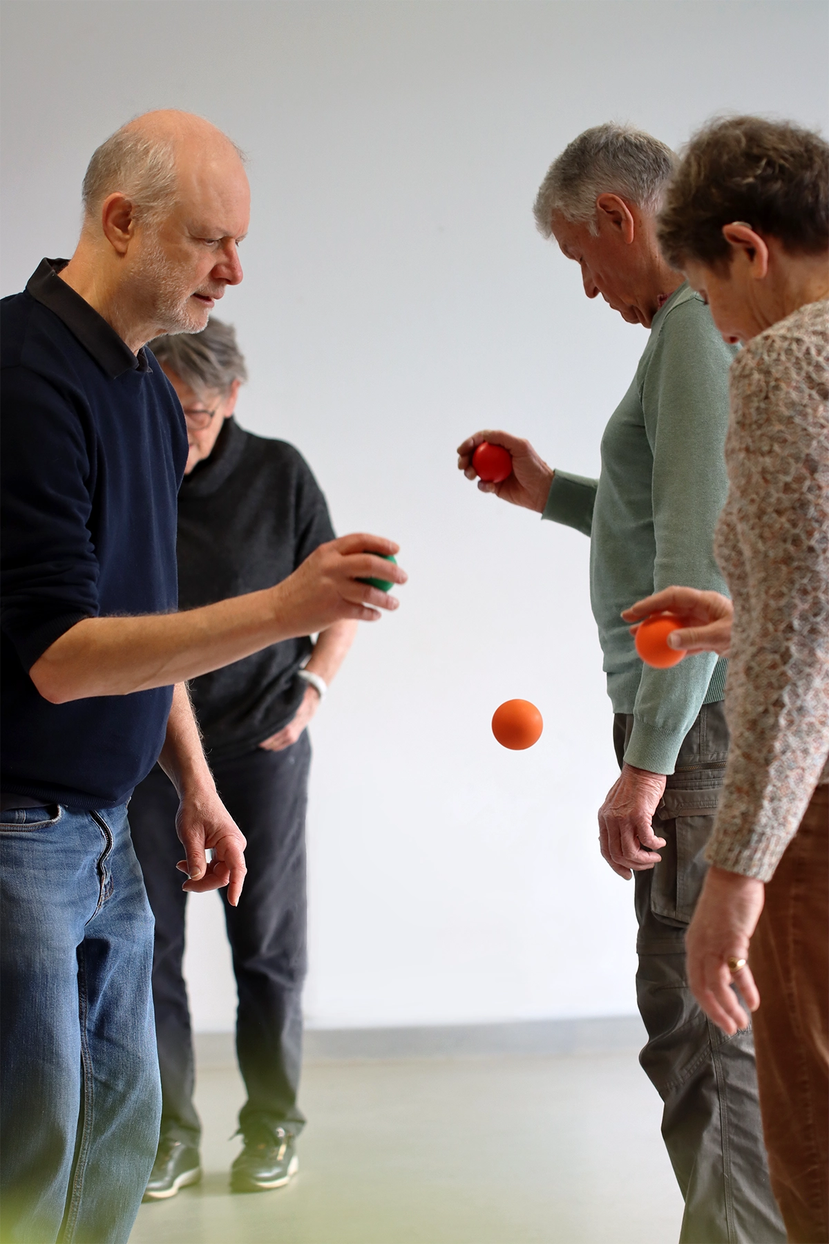 Formation APA, ici des seniors qui pratiquent le Brain Ball avec des balles