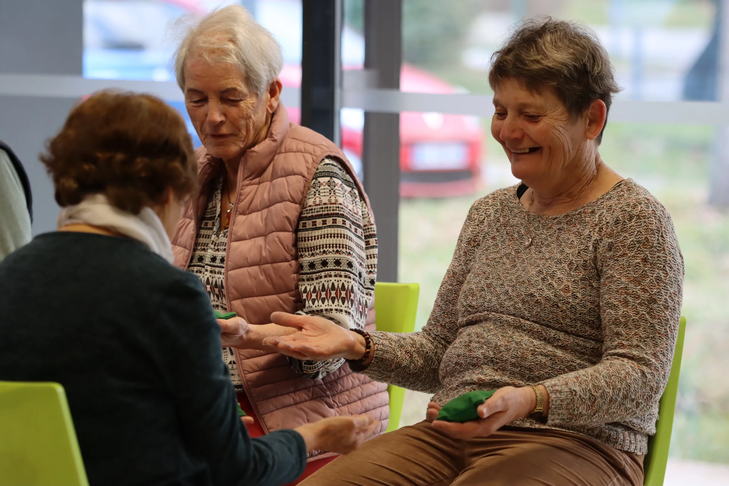 Le Brain Ball une Activité de prévention pour les Seniors. Ici des femmes échanges des sacs lestés en rythme