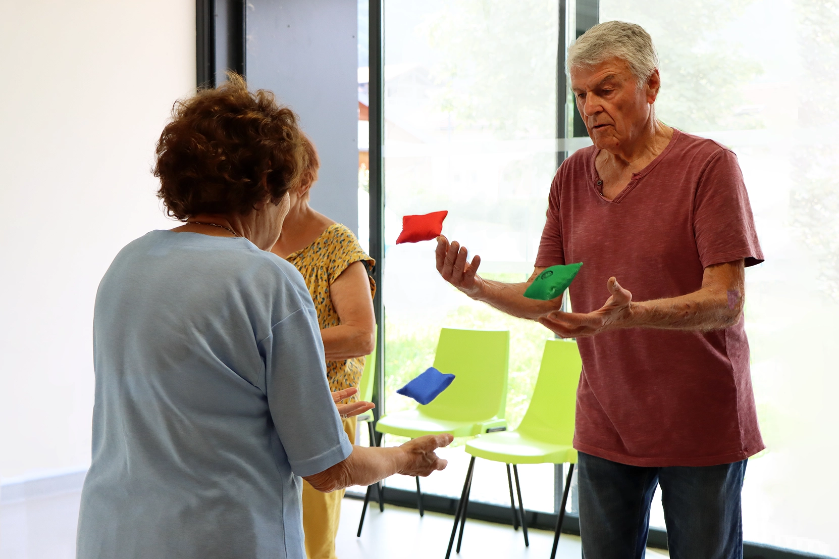 Prévention des chutes - l'impact du jonglage sur la stabilité posturale : ici des seniors qui jonglent