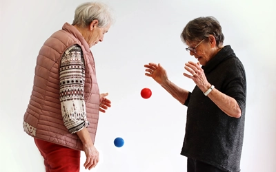 L'entrainement à la double tache et la prévention des chutes - Ici deux personnes agées pratiquant le Brain Ball