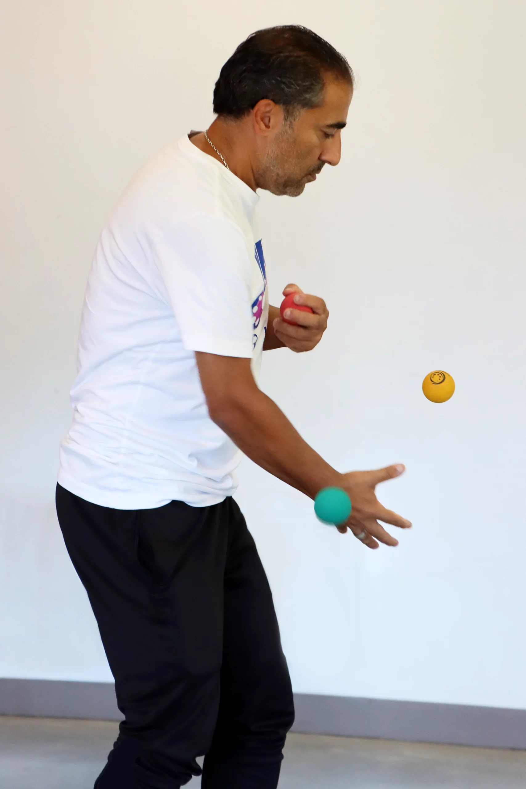 Ameliorer la coordination visuomotrice, ici un sportif en train de faire un exercice Brain Ball à trois balles