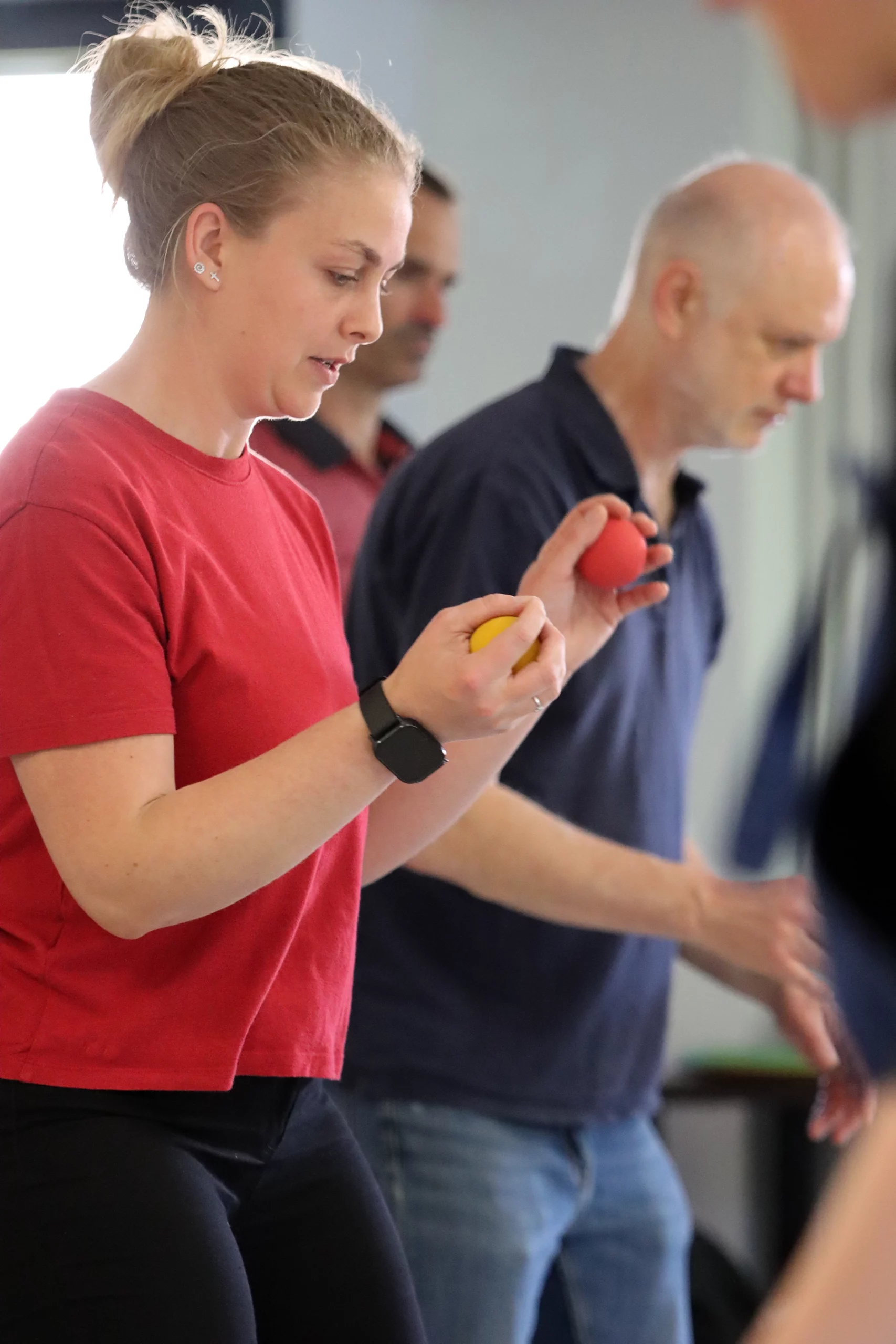 Une Méthode sensorimotrice qui permet de Développer la préhension et la tonicité : ici une sportive qui ajuste continuellement la tonicité lors de la réception et du lancer des balles