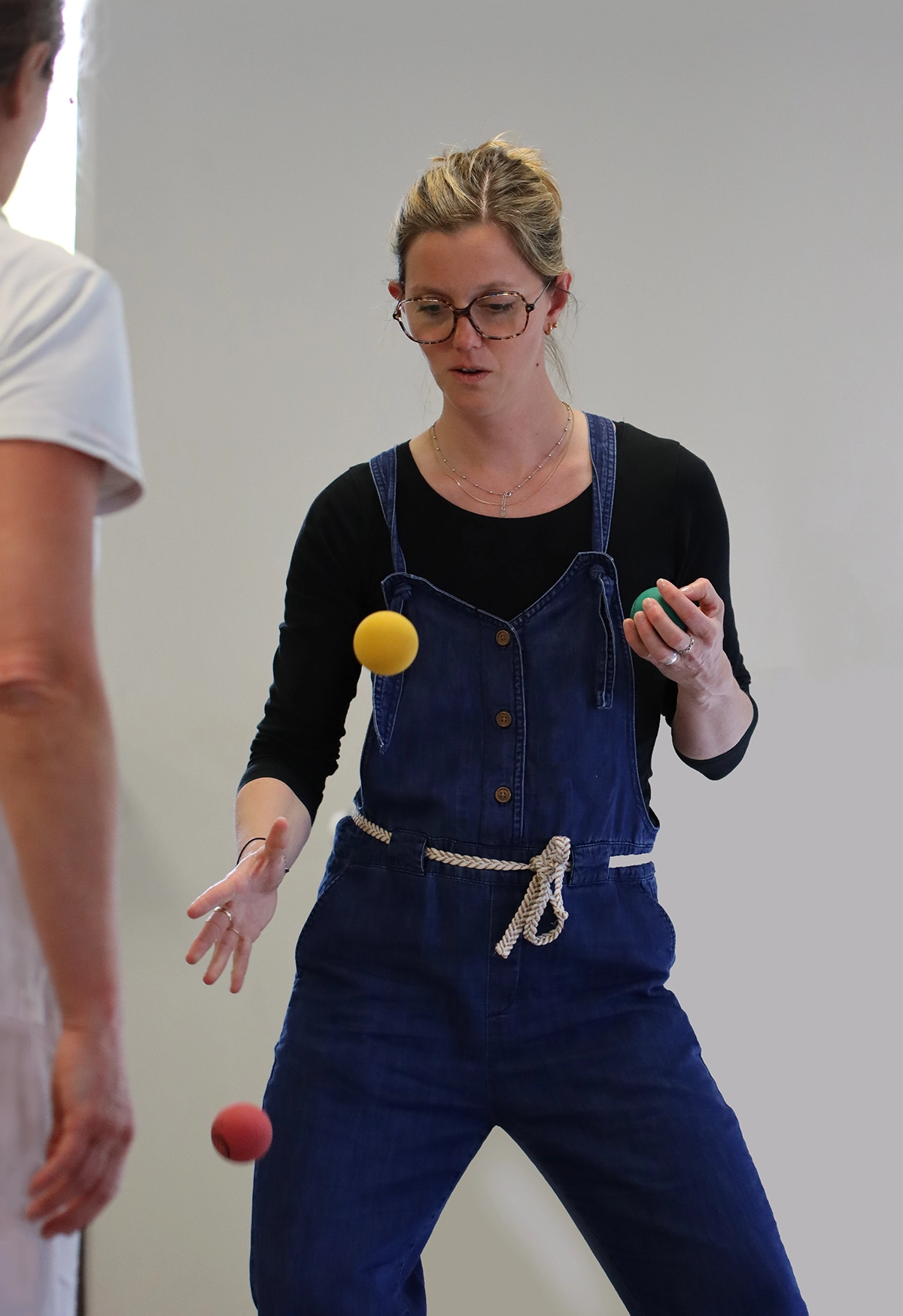 Une Méthode sensorimotrice qui permet de Développer la proprioception : ici une psychomot qui ajuste sa position pour rester stable