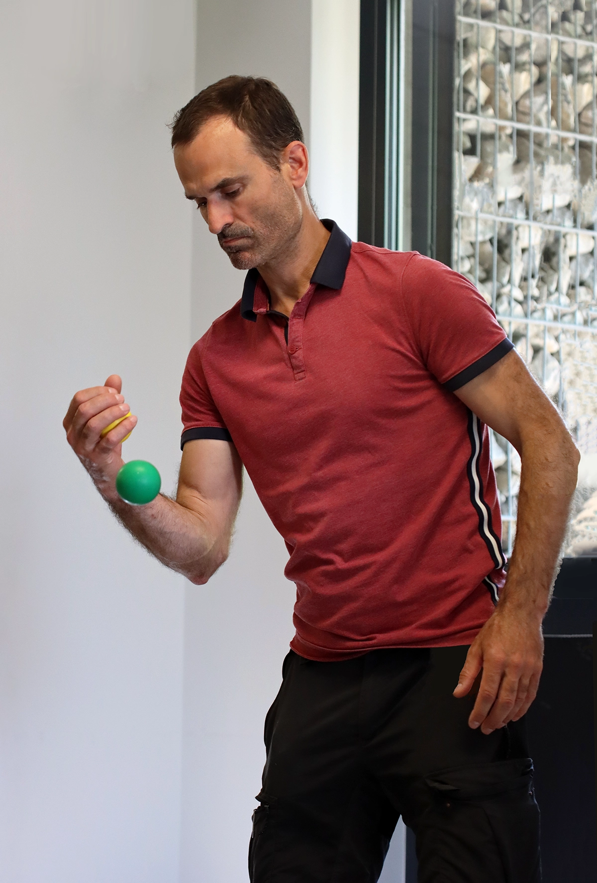 Une Méthode sensorimotrice qui permet de Développer le visuel : ici un sportif concentré qui suit du regard les deux balles