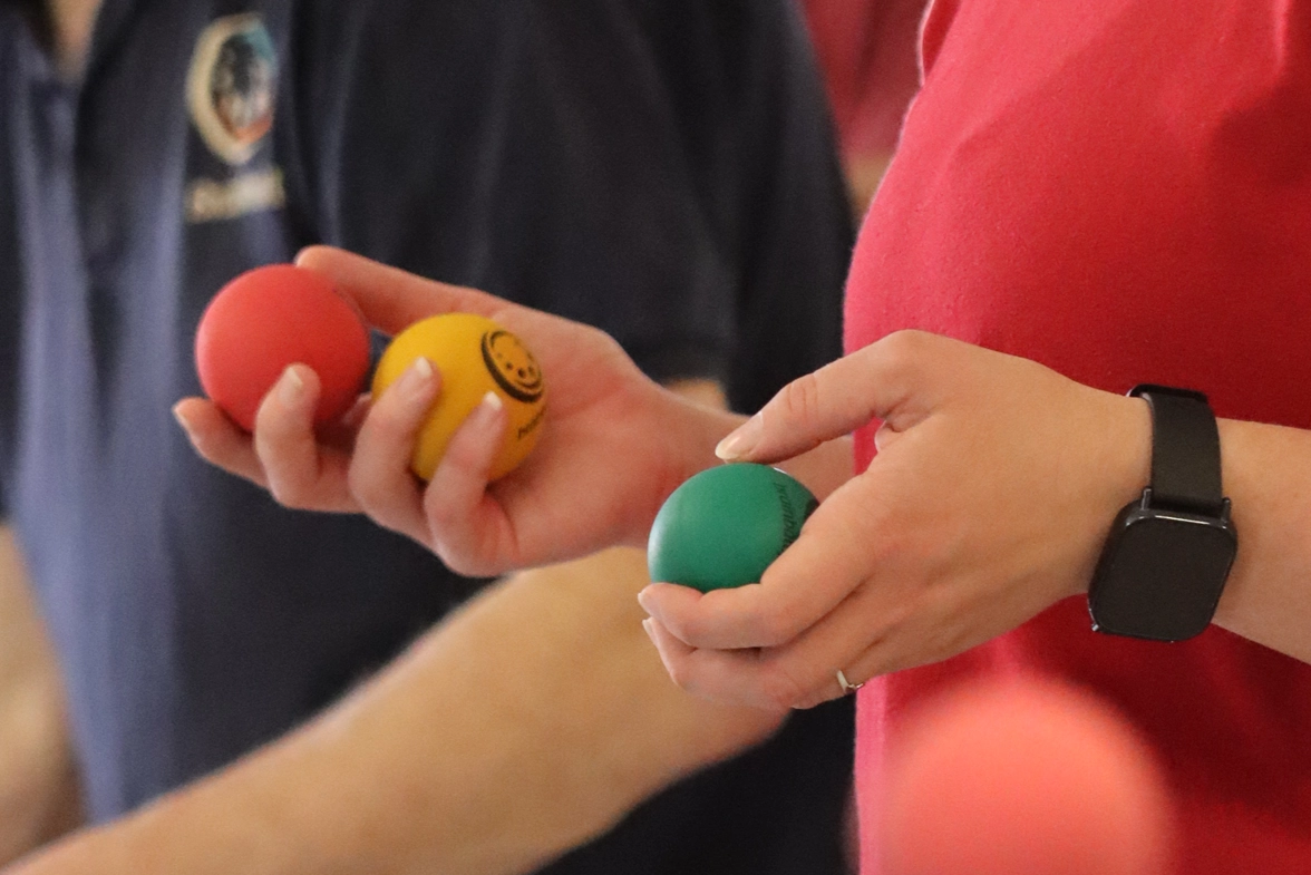Libérer le geste d'écriture, ici, des mains manipulant les balles Brain Ball