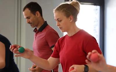 Deux sportifs pratiquant le Brain Ball en tant qu'entraînement cognitif sportif