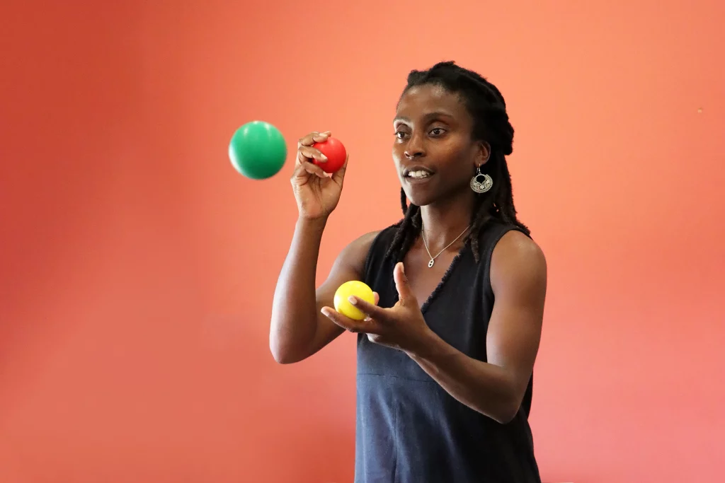 Pour illustrer notre page "Brain Ball Avis" nous avons choisi une photo d'une jeune femme, concentrée et souriante, pratiquant le Brain Ball avec 3 balles