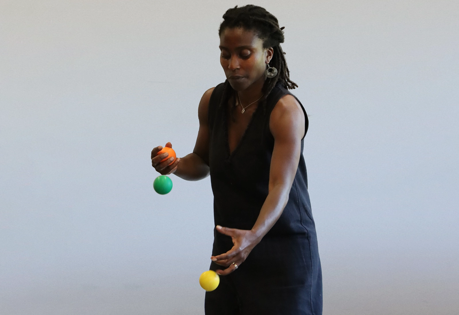 Inhibition et contrôle volontaire, ici une femme pratiquant le Brain Ball en lancant 3 balles simultanément