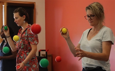 Des salariées en train de pratiquer le Brain Ball, comme application concrète de la pyramide des apprentissages