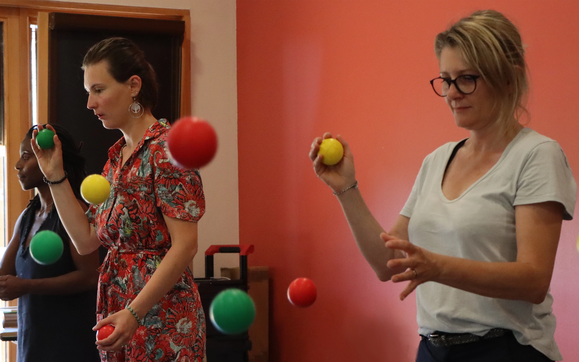 Des salariées en train de pratiquer le Brain Ball, comme application concrète de la pyramide des apprentissages