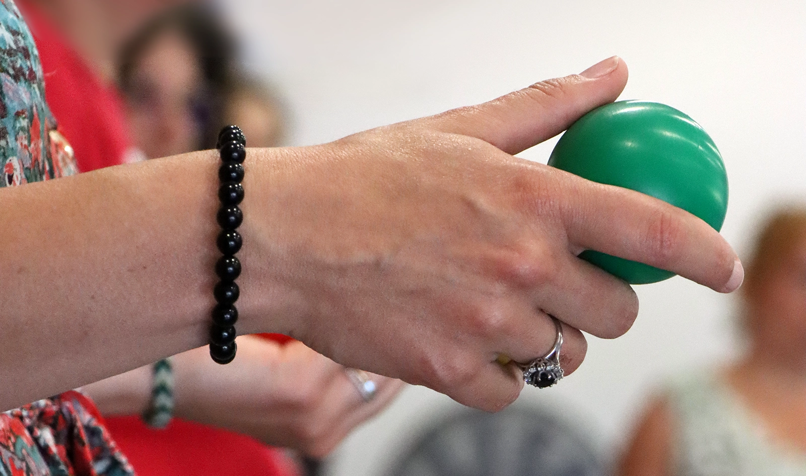 TDL et synchronisation auditivo-motrice : les bénéfices apportés par le Brain Ball® - ici une main tenant une balle