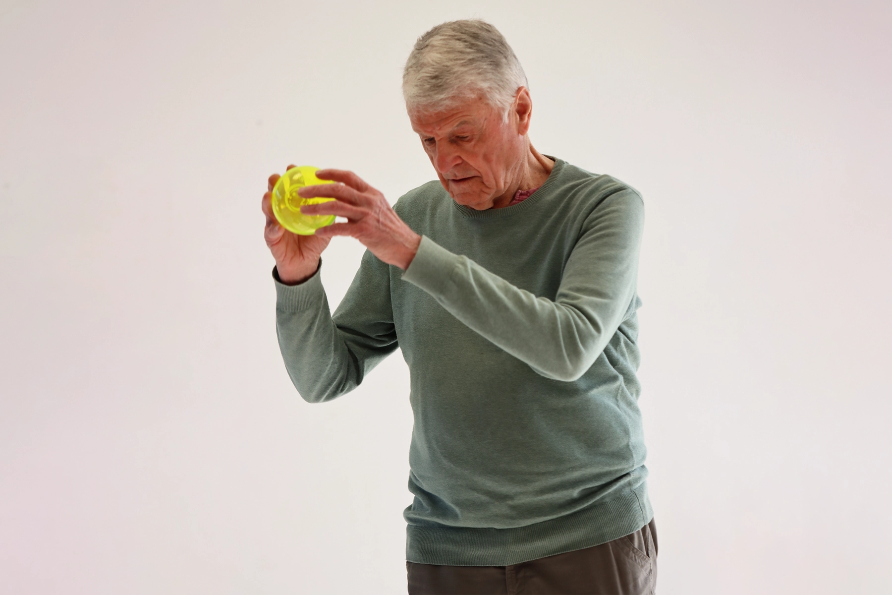 exercices double tâche seniors, ici un homme qui lance un ballon Brain Ball