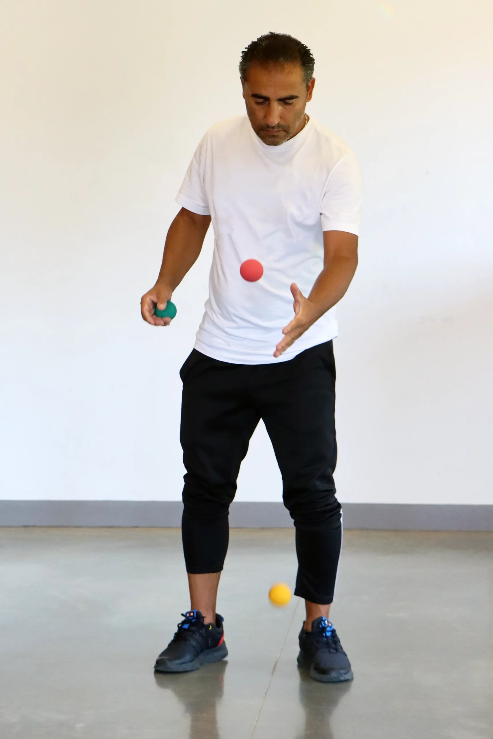 Formation pour kinésithérapeute : séance Brain Ball avec balles pour entraîner rythme, coordination et équilibre en rééducation.