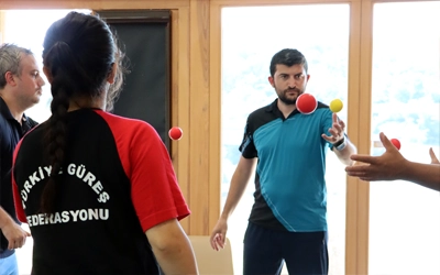 Sport et fonctions exécutives, ici des sportifs qui pratiquent le Brain Ball en collectif