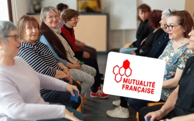 Le programme Bien Vieillir de la Mutualité Francaise propose le Brain Ball : ici, des seniors assises pour pratiquer les exercices rythmiques