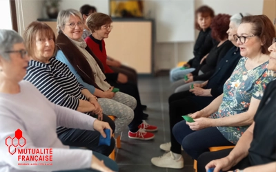 Le programme Bien Vieillir de la Mutualité Francaise propose le Brain Ball : ici, des seniors assises pour pratiquer les exercices rythmiques