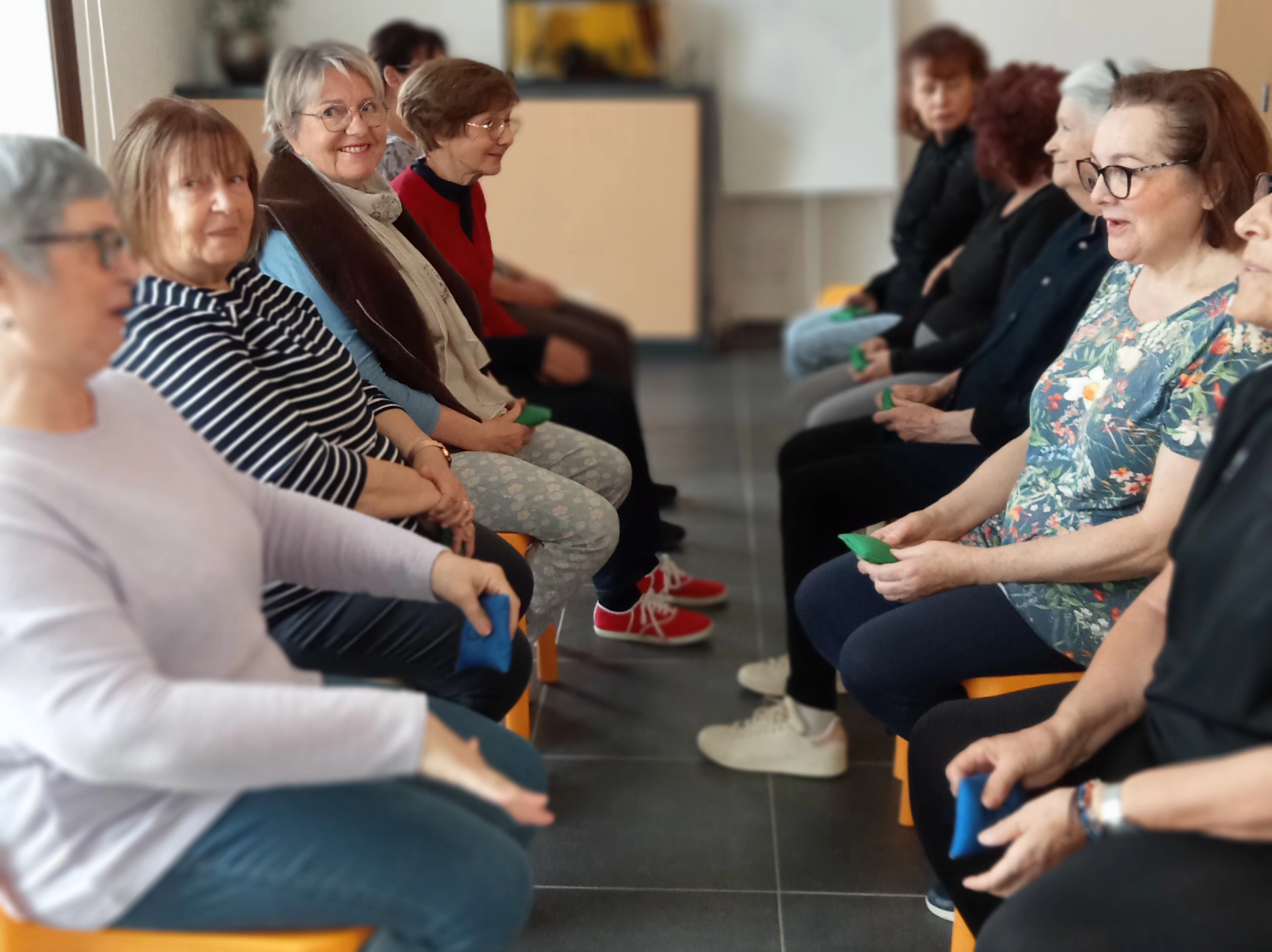Le programme Bien Vieillir de la Mutualité Francaise propose le Brain Ball : ici, des seniors assises pour pratiquer les exercices rythmiques