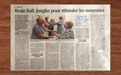 Brain Ball Strasbourg : Photo de journal prise lors d'un atelier. On y voit des personnes se faire des passes rythmées en cercle, coordination et sourire d’un groupe de seniors.