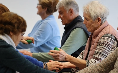 Seniors participant à un atelier Brain Ball®, exerçant coordination et motricité fine en groupe pour stimuler la mémoire et retarder le déclin cognitif.