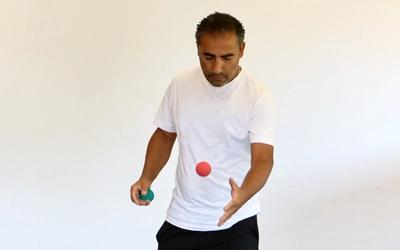 Routine de pré-performance : adulte en t-shirt blanc s’entraîne au Brain Ball pour favoriser la focalisation, l’ancrage corporel et la préparation motrice.