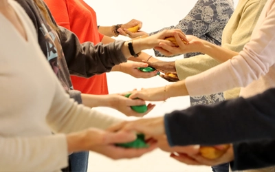 Atelier Brain Ball® : échanges rythmés de balles en binômes pour renforcer le contenant psychique, l’attention et la coordination motrice.