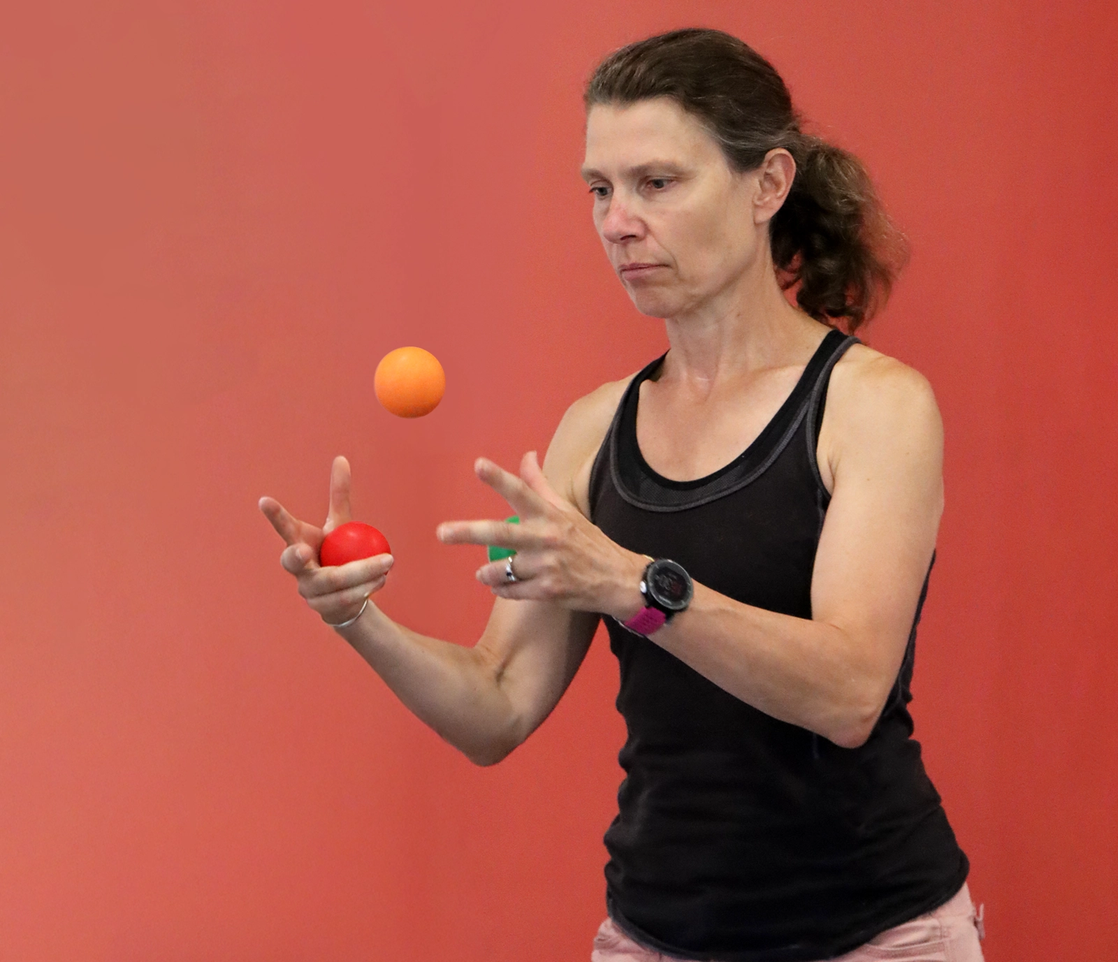 Rythme-et-TDC : femme jonglant avec deux balles, exercice de coordination pour travailler le timing auditif-moteur avec la méthode Brain Ball.