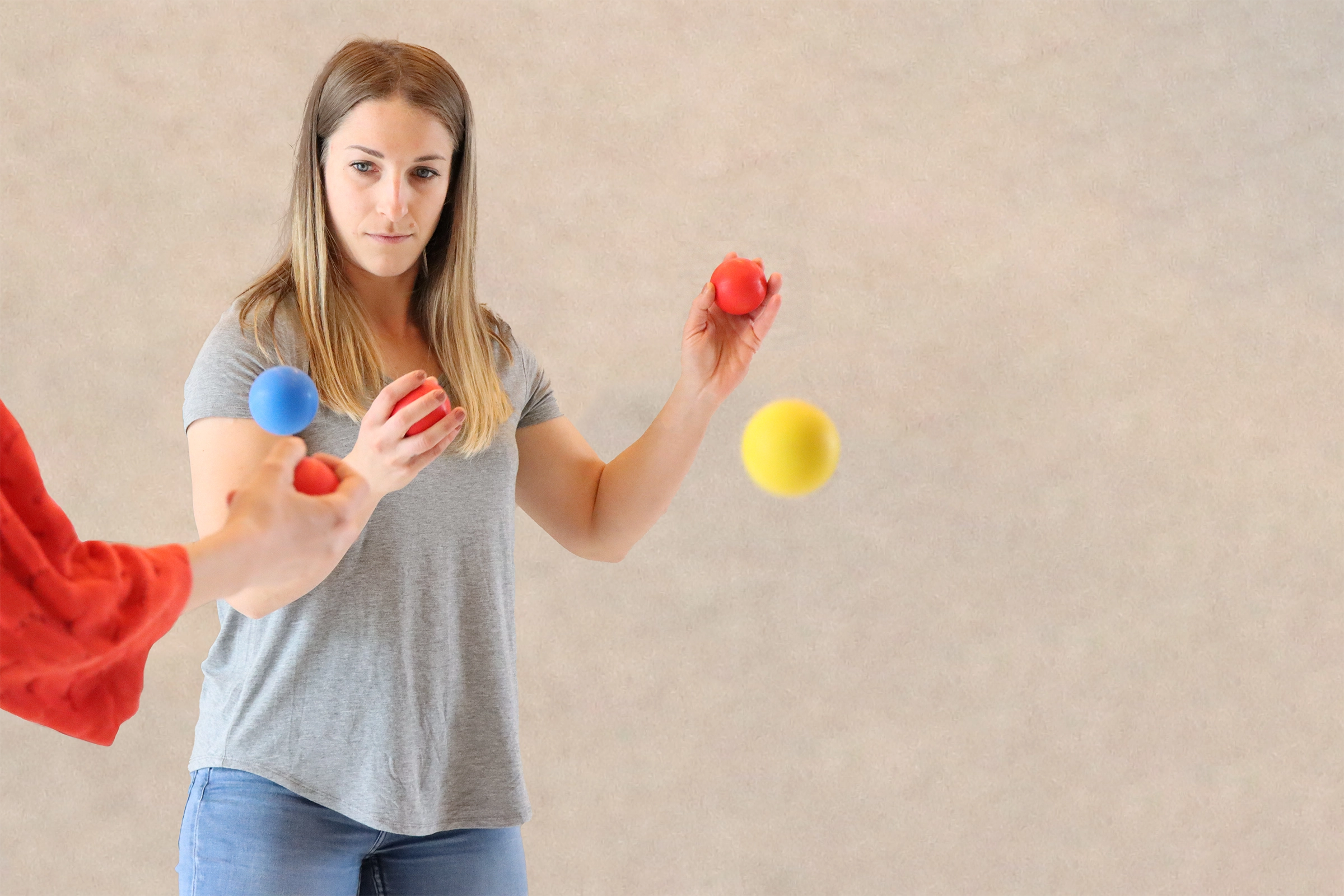 Femme en séance Brain Ball réalisant un exercice de jonglage pour atteindre le flow, développer la concentration et entrer dans un état d’attention optimale.