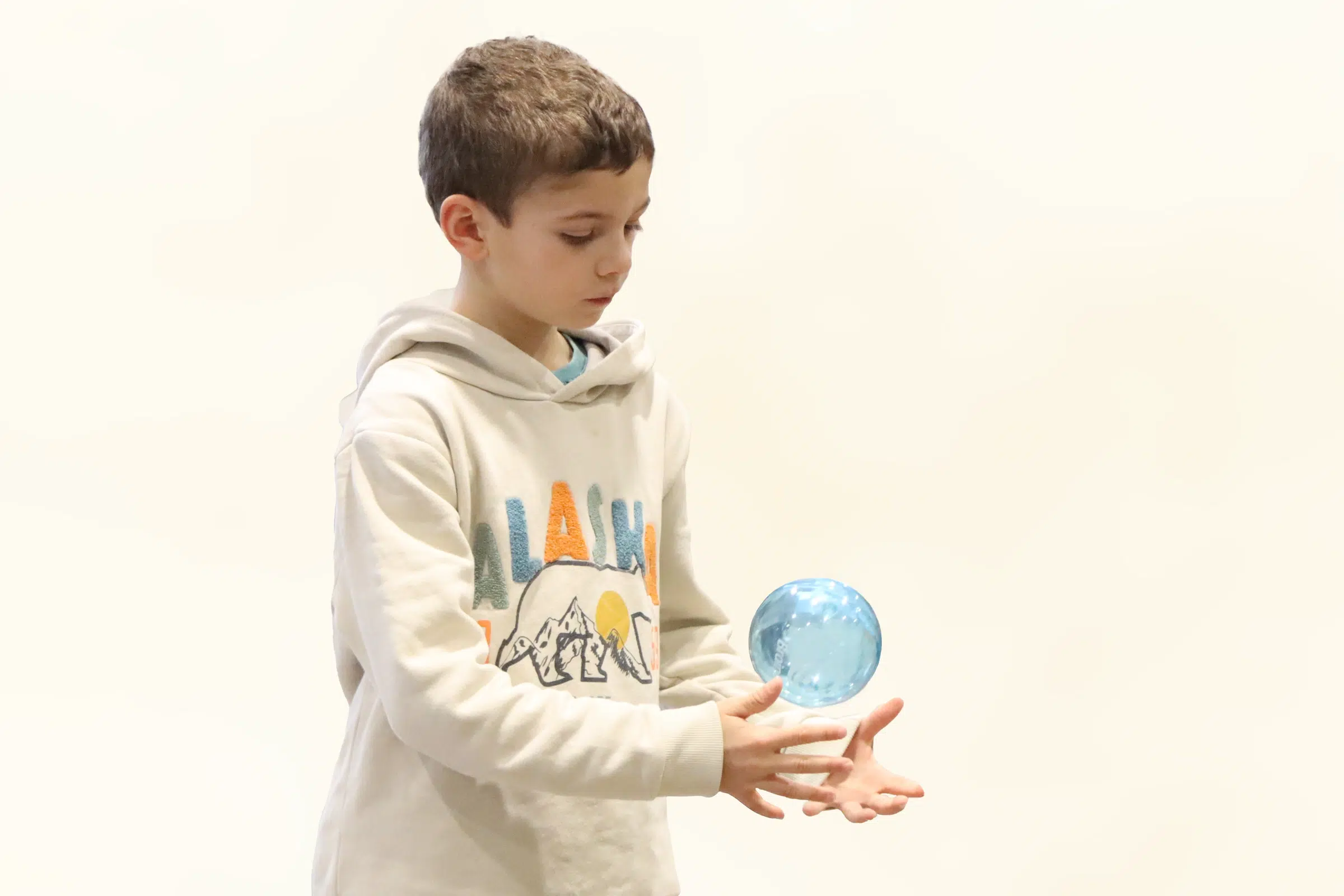 Dyslexie - ici enfant pratiquant le brain ball, entraînement rythmique qui offre un soutien efficace pour renforcer les compétences attentionnelles