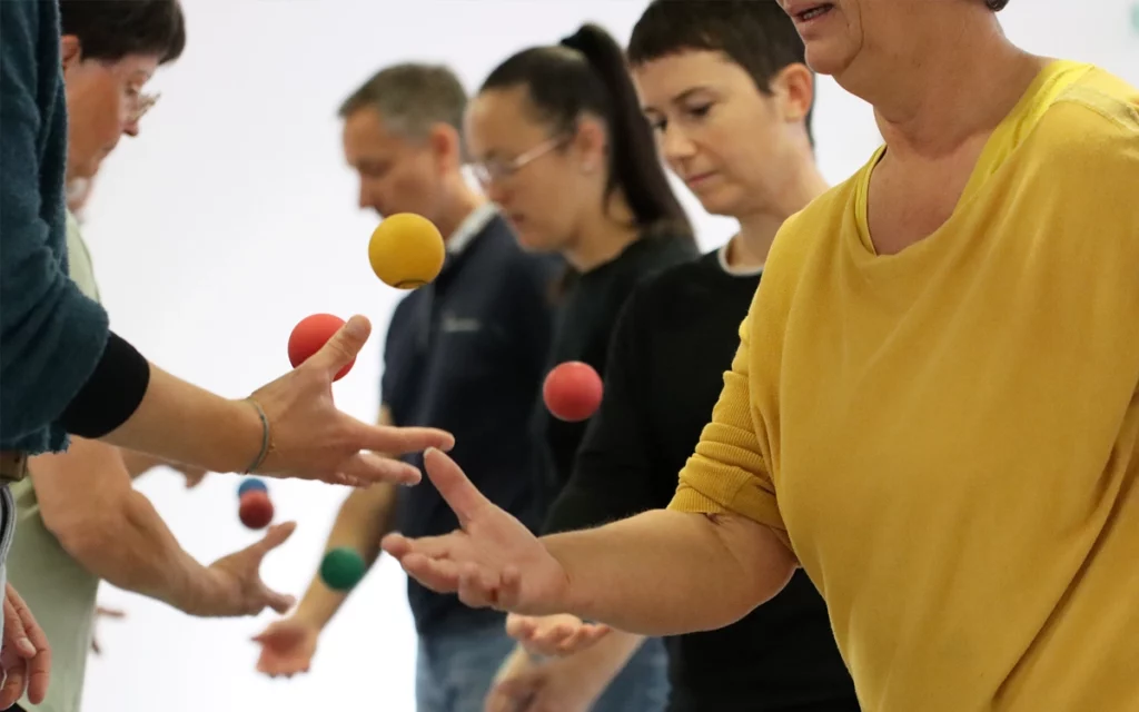 Musique et démence : atelier Brain Ball® où des adultes coordonnent leurs gestes avec des balles, au rythme d’un exercice auditivo-moteur.