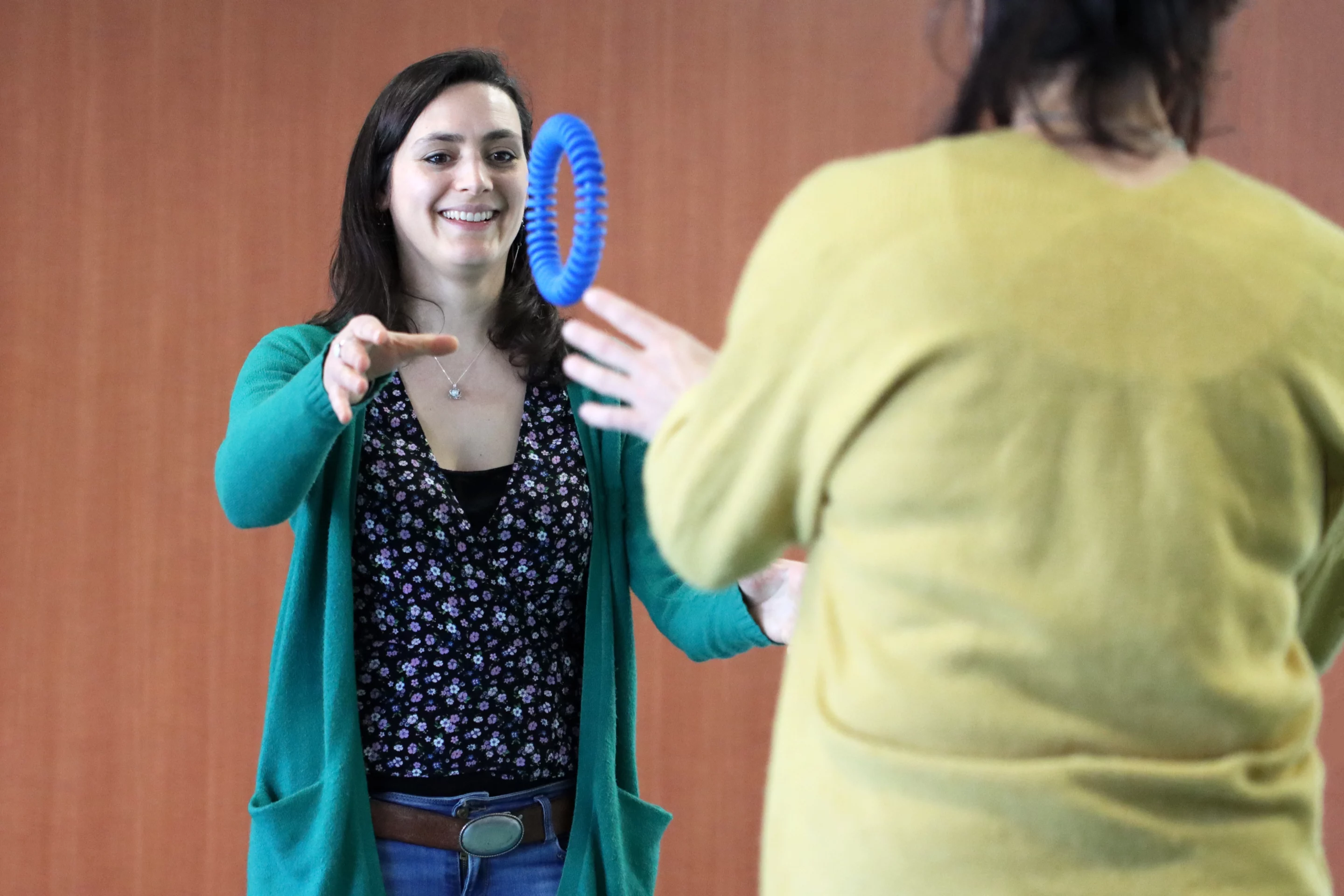 l'évaluation des soft skills en recrutement avec Brain Ball, ici une jeune femme qui fait un travail avec des anneaux