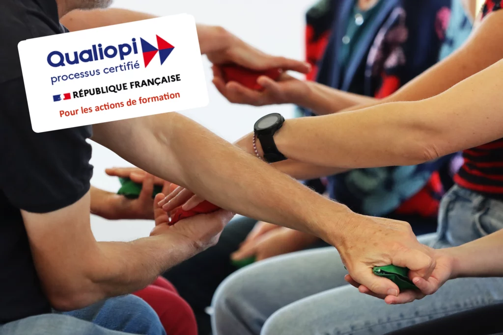 Formation Brain Ball en groupe avec exercices de coordination des bras et sacs de jonglage, organisme de formation Brain Ball certifié Qualiopi (processus certifié)