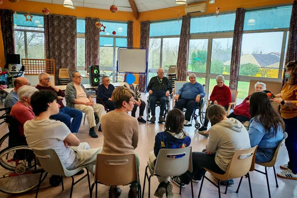 Séance Brain Ball® en cercle : élèves d’ULIS du collège Baranx et résidents d’EHPAD partagent un atelier coopératif et rythmique.