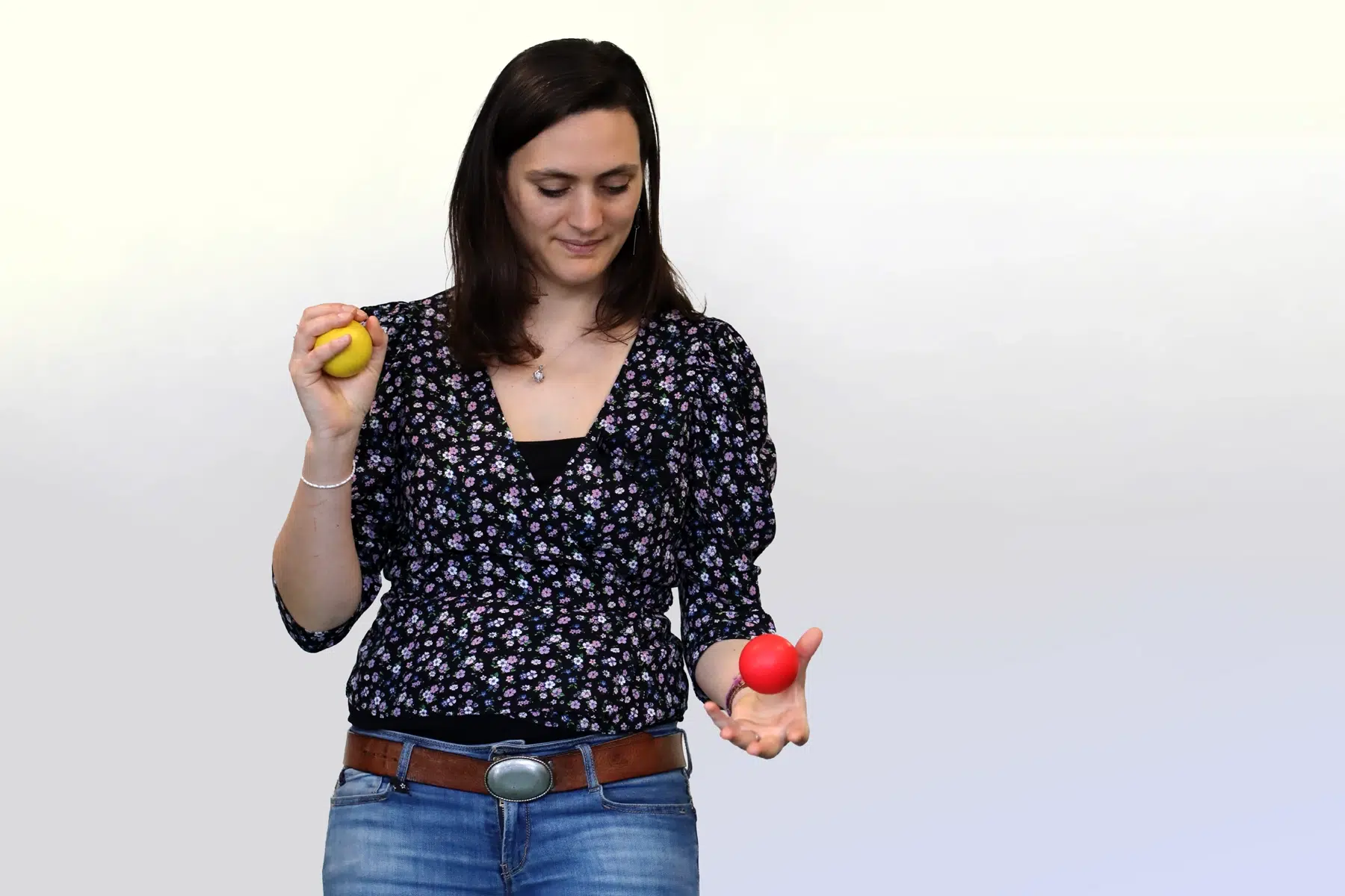 Pratique du jonglage à deux balles illustrant la coordination œil-main et l’apprentissage moteur.
