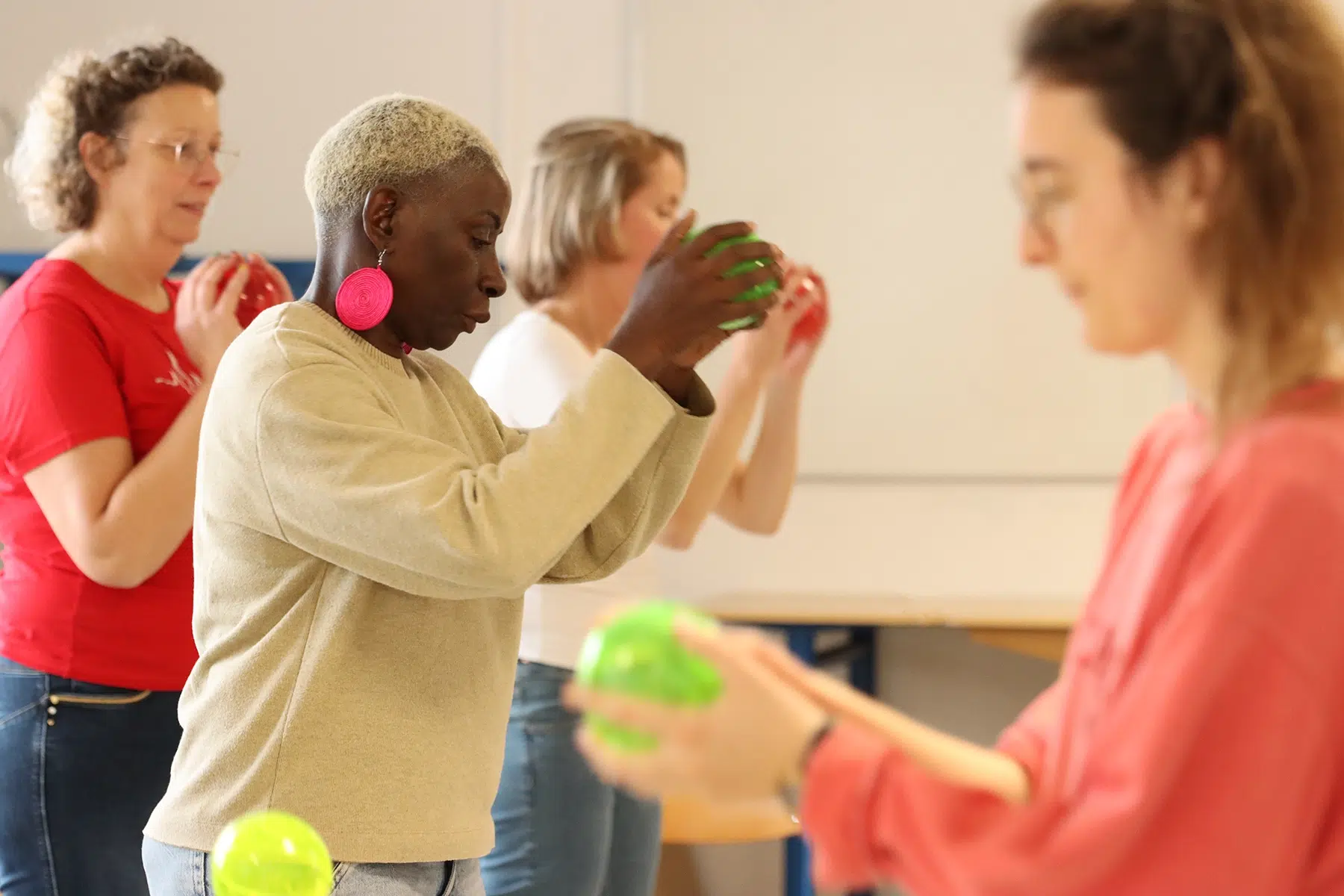 Séance collective Brain Ball avec exercices de coordination et manipulation de balles en groupe