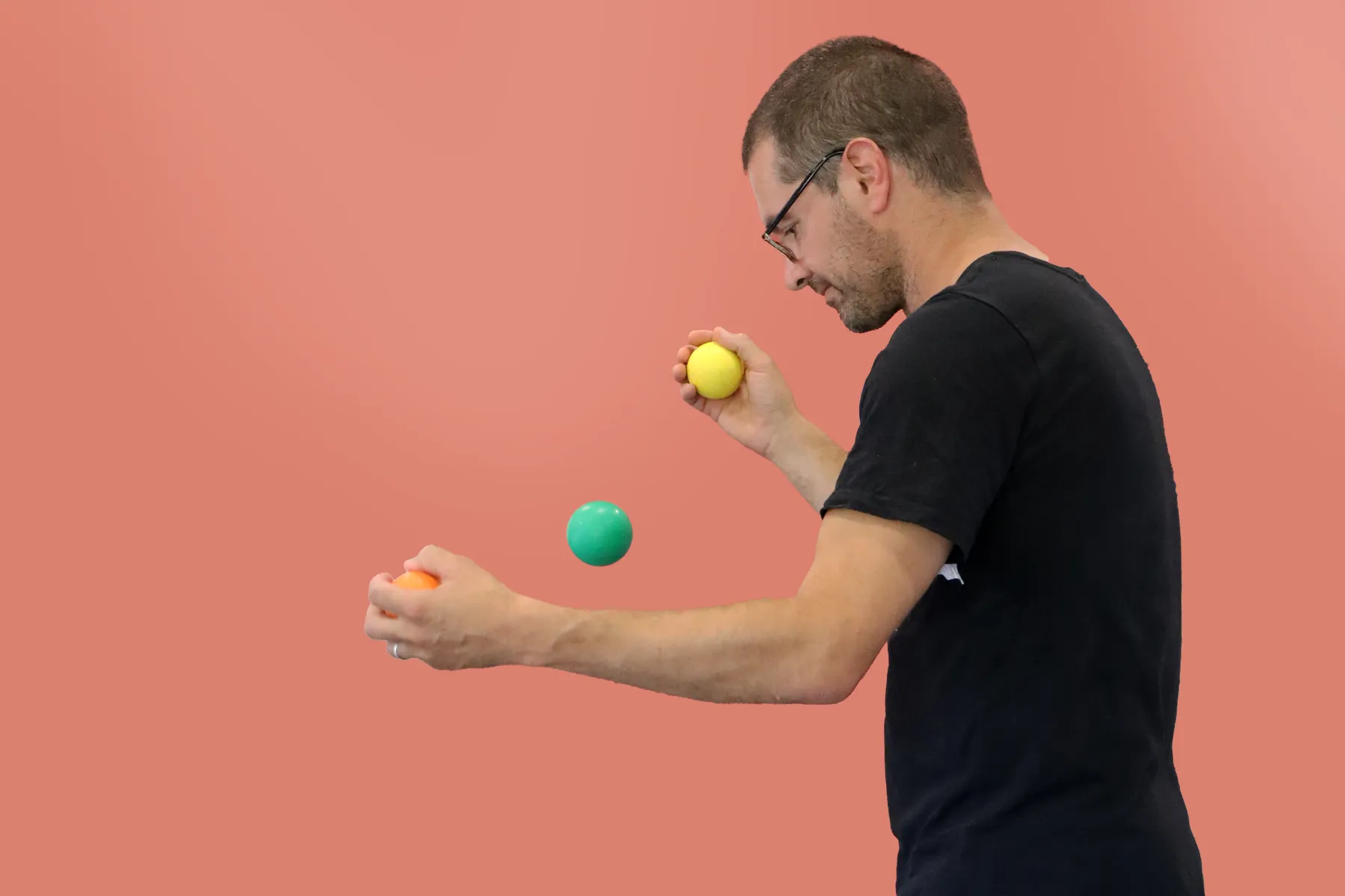 Personne en train de jongler avec une balle en rythme, illustrant la combinaison simultanée de mouvement et d'exigence cognitive dans la méthode Brain Ball®