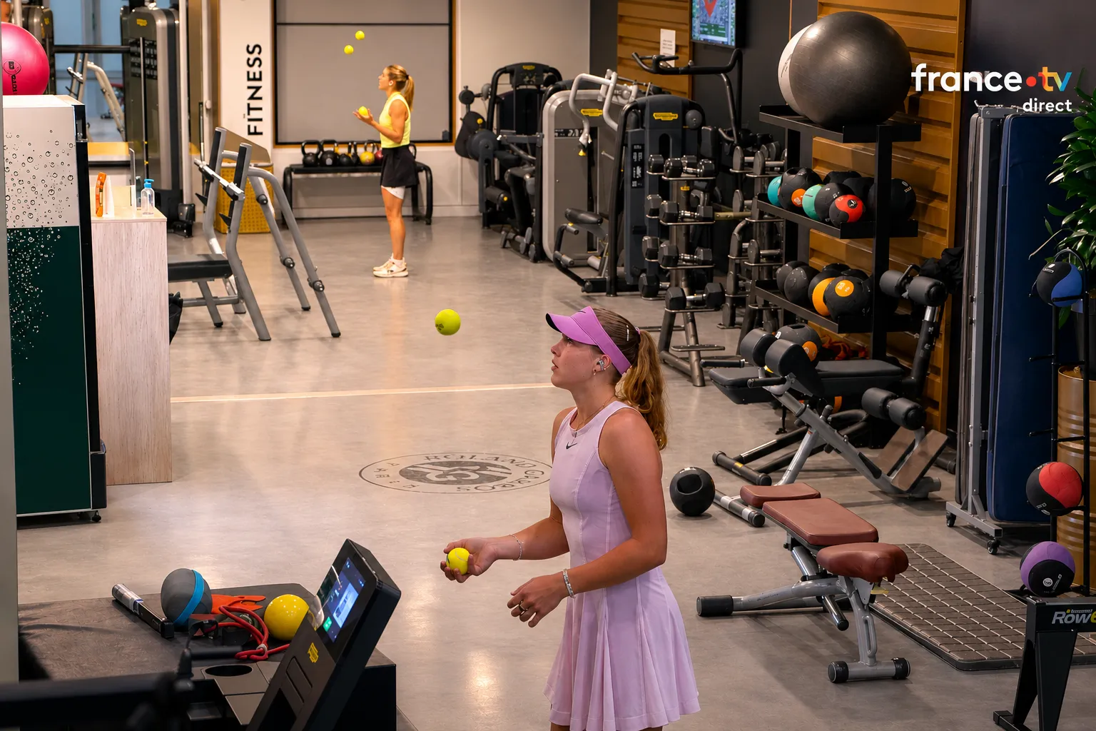 Deux joueuses jonglent avec des balles de tennis dans la salle de fitness de Roland-Garros 2026