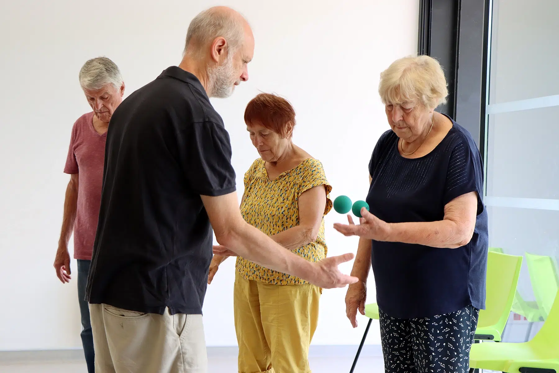 Animateur Brain Ball® guidant un groupe d'aidant-aidé dans un exercice de jonglage rythmique en binôme