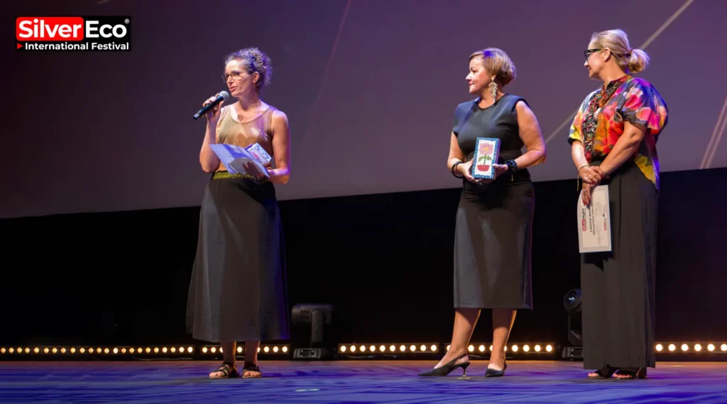 Sandrine Pellet, présidente de Brain Ball®, recevant le Trophée SilverEco 2026 catégorie Loisirs, Culture et Bien-Être lors du festival SilverEco à Cannes