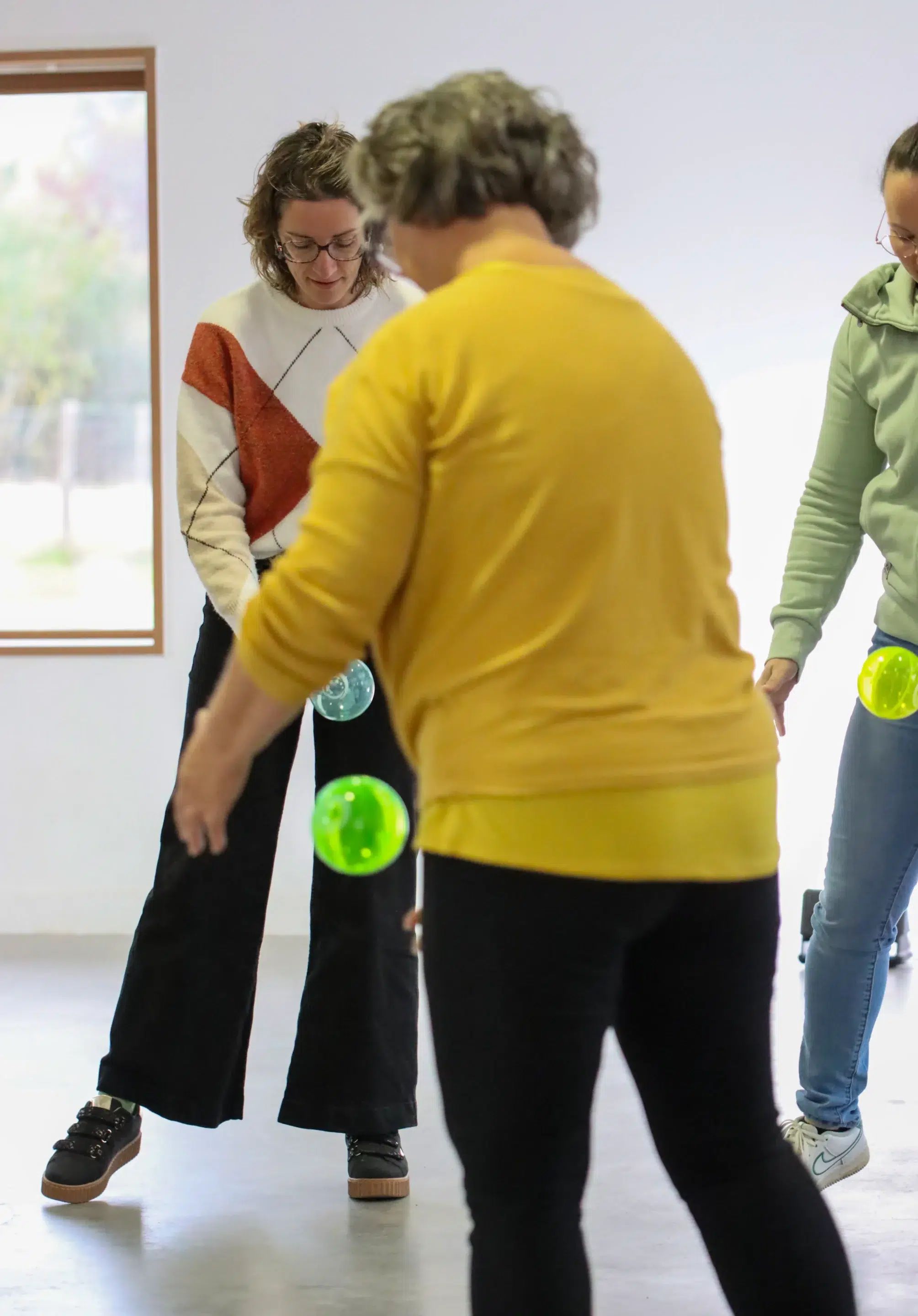 Musiciens intervenants en formation Brain Ball, exercice de jonglage rythmique en groupe, coordination et attention.